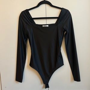 Babaton Satinette Squareneck Longsleeve Bodysuit